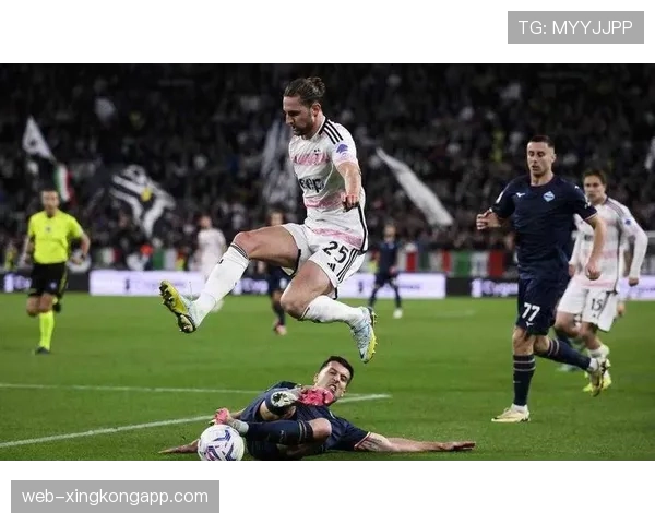 更衣室通道：两位前队友基耶萨与弗拉霍维奇在赛前热情寒暄